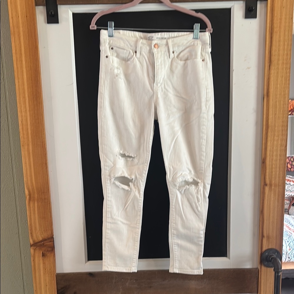 Stylish Distressed White Jeans Levi's mid rise skinny crop size 29